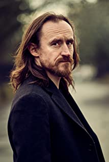 How tall is Ben Crompton?